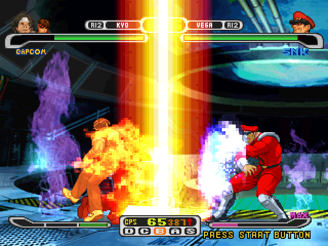 Capcom vs. SNK Pro (PlayStation) screenshot: Vega (M. Bison in U.S.) blocking the massive-offensive Kyo's Saishuu Kessen Ougi (in Level 3).