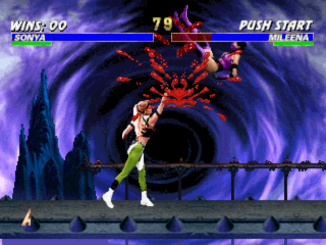 Mortal Kombat Trilogy (PlayStation) screenshot: Sonya Blade attacks Mileena with the most classical move of Mortal Kombat series: an uppercut!