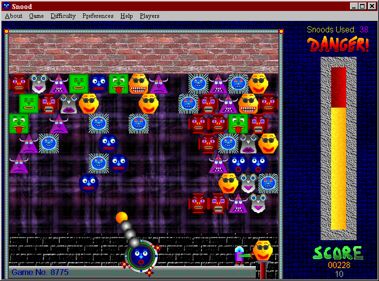 Snood (Windows) screenshot: The light blue one will drop when I fire the dark blue one up (note that 4, not 3, are being combined)