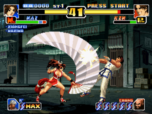 The King of Fighters '99: Millennium Battle (PlayStation) screenshot: Kim Kaphwan's attack is suddenly stopped by Mai Shiranui's Night Plover move impact.