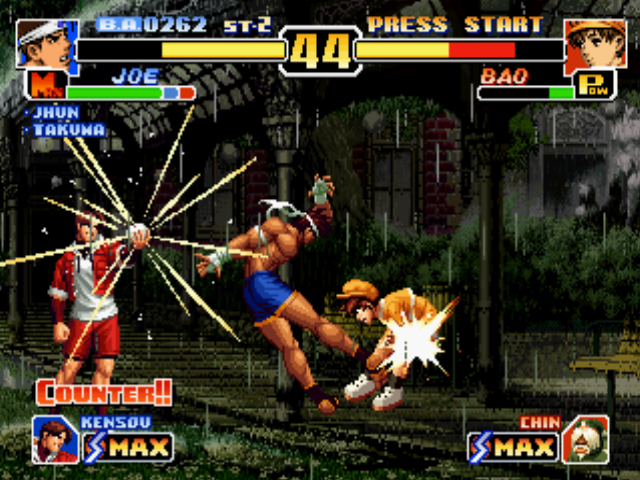 The King of Fighters '99: Millennium Battle (PlayStation) screenshot: Bao's open guard: the best chance that Joe finds to hit him with his DM Shijou Saikyou no Low Kick!