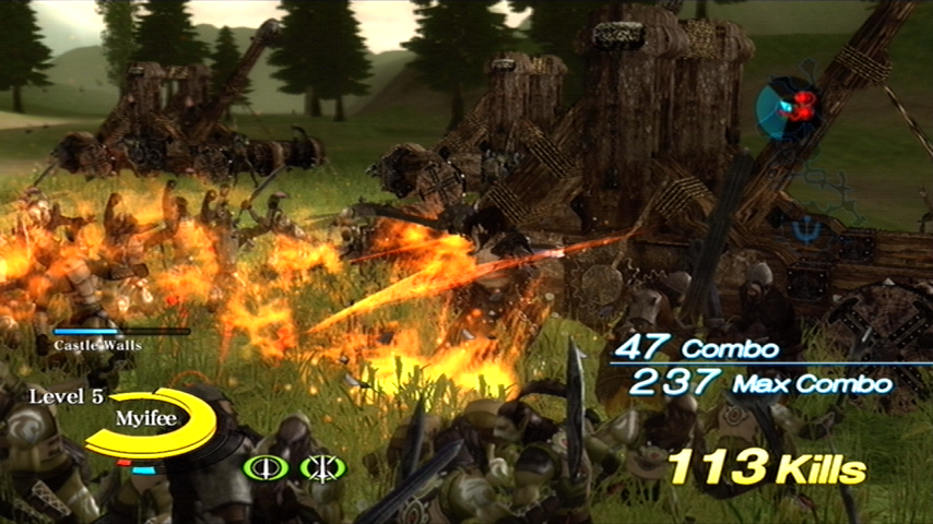 N3: Ninety-Nine Nights (Xbox 360) screenshot: Destroy these catapults before the castle wall is destroyed!