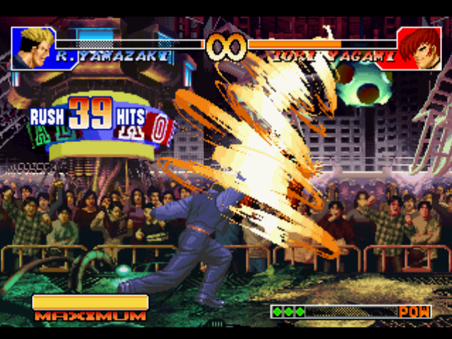 The King of Fighters '97 (PlayStation) screenshot: Training Mode session with Ryuji Yamazaki, that's about to hit-finish his SDM Drill in Iori Yagami!