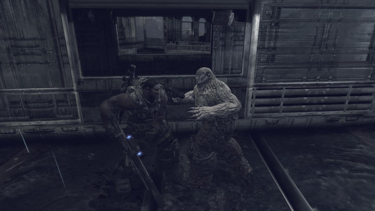 Gears of War 2 (Xbox 360) screenshot: Cole Train in close-combat with a Locust Grenadier