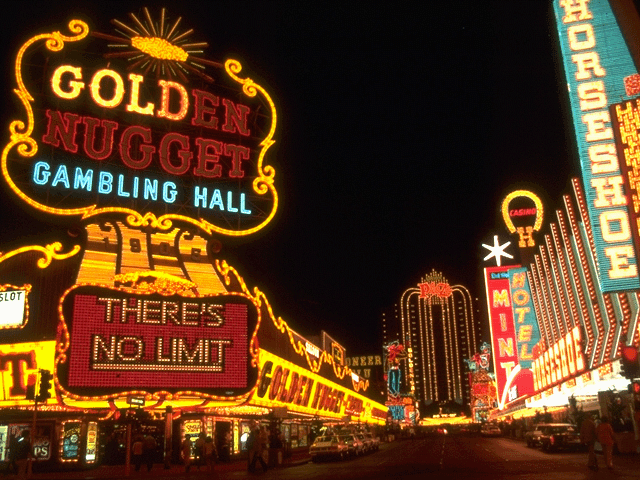 America Ōdan Ultra Quiz (FM Towns) screenshot: Las Vegas! Gambling!! Dude... this is boring