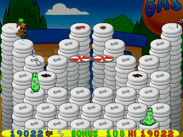 Putt-Putt and Pep's Dog on a Stick (Windows) screenshot: Probably the visually most boring stage - old tires.