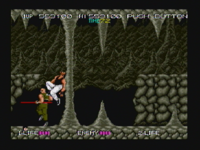 Bad Dudes (Zeebo) screenshot: The sixth boss uses a bō as a weapon, spinning it against you and using it to jump.