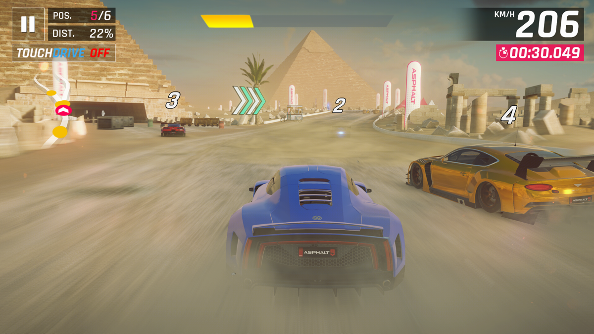 Asphalt 9: Legends (Xbox One) screenshot: This is the Cairo track with the Pyramids in the background.