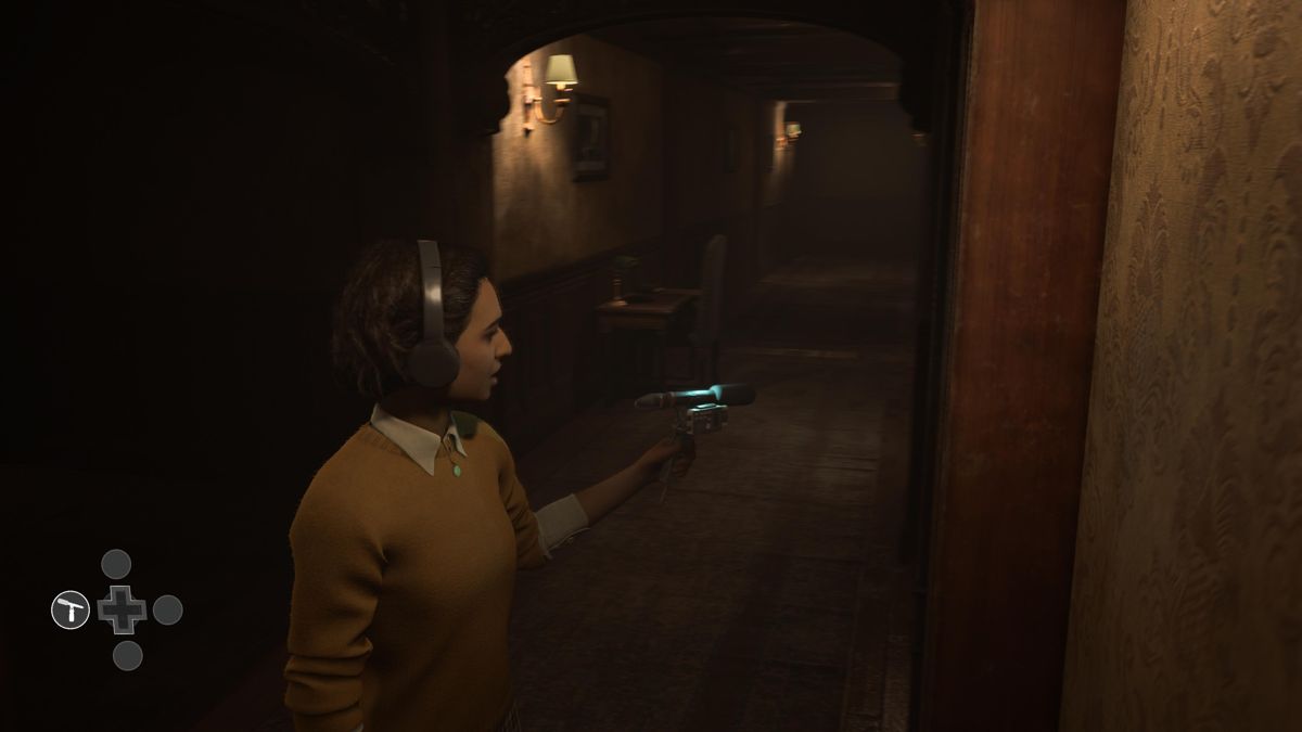 The Dark Pictures Anthology: The Devil in Me (PlayStation 5) screenshot: Erin is following the sound behind the walls