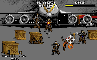Die Hard 2: Die Harder (DOS) screenshot: Stage 3: Runway. Decimating the US terrorist population.