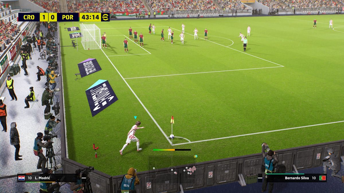 eFootball 2022 (PlayStation 5) screenshot: Modric is taking the corner kick