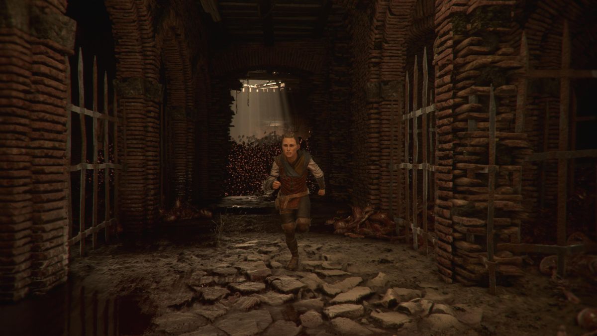 A Plague Tale: Requiem (PlayStation 5) screenshot: Trying to outrun the rat plague
