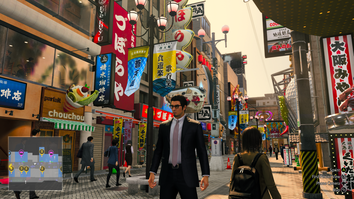 Like a Dragon Gaiden: The Man Who Erased His Name (Xbox Series) screenshot: Very soon Kiryu travels to Osaka, and uses the best disguise there is: sunglasses.