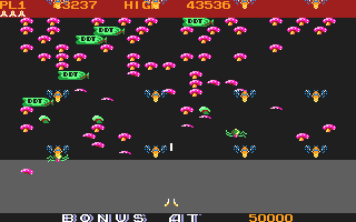 Millipede (Atari ST) screenshot: Yikes, a swarm of incoming bugs!