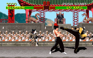 Mortal Kombat (DOS) screenshot: Liu Kang vs Scorpion in the courtyard