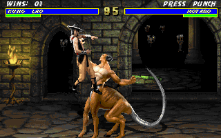 Mortal Kombat 3 (DOS) screenshot: The mighty Motaro is about to give Kung Lao a really big punch in the mouth.