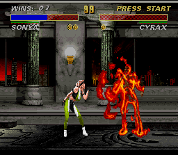 Mortal Kombat 3 (SNES) screenshot: Sonya Blade applying her Fatality Kiss of Death in Cyrax.