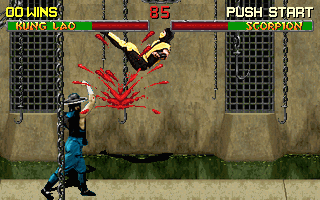 Mortal Kombat II (DOS) screenshot: Kung Lao hurls Scorpion