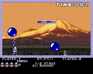 Buster Bros. (Amiga) screenshot: Mt-Fuji - shoot big balloon to split it into half