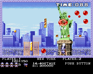 Buster Bros. (Amiga) screenshot: New York - just split balloon into two smaller