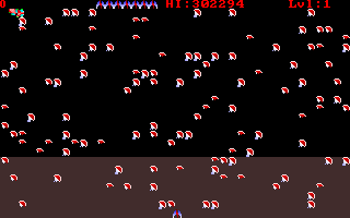 Micropede (DOS) screenshot: The start of a game.<br>The player's score is zero, it is in the top left