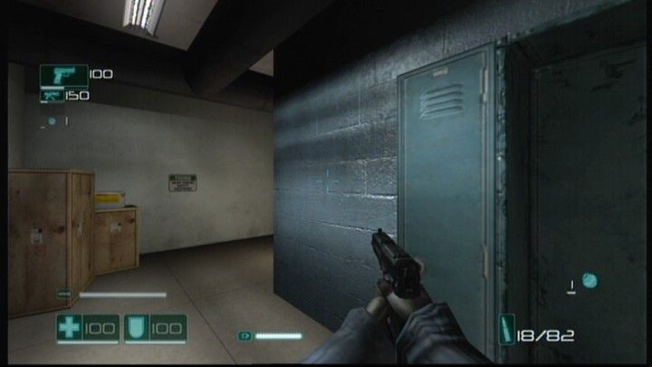 F.E.A.R.: First Encounter Assault Recon (Xbox 360) screenshot: Switching to pistol