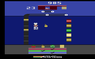 Pressure Cooker (Atari 2600) screenshot: Here comes an onion!