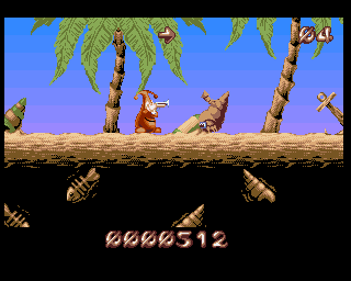Puggsy (Amiga) screenshot: THE BEACH - Watch out for that giant crab coming towards you!