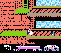 Yume Penguin Monogatari (NES) screenshot: Crossing a bridge in fat mode.