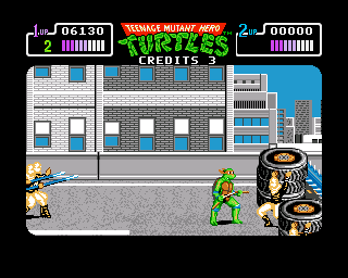 Teenage Mutant Ninja Turtles (Amiga) screenshot: The Foot Clan is attempting throw heavy tires at Michaelangelo