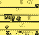 Tumble Pop (Game Boy) screenshot: Sucking an enemy up into the vacuum cleaner