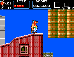 Astérix (SEGA Master System) screenshot: Obelix doing some roof-topping.