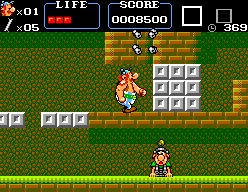 Astérix (SEGA Master System) screenshot: Here goes Obelix, breaking some rocks.