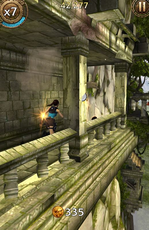 Lara Croft: Relic Run (Android) screenshot: Passing through a small temple.