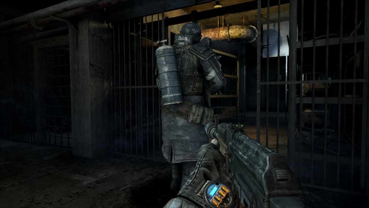Metro 2033: Redux (PlayStation 4) screenshot: Sneaking up from behind for a silent takedown
