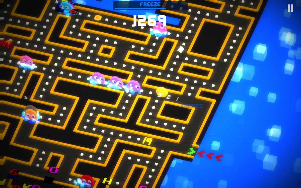 Pac-Man 256 (Android) screenshot: The ghosts have been frozen with the freeze ray.