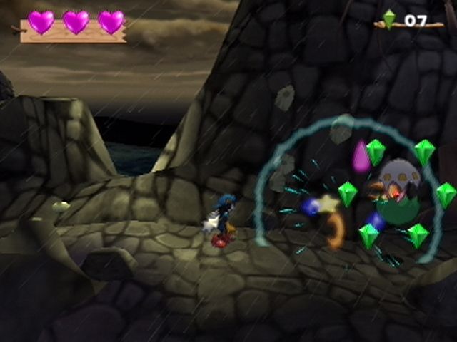 Klonoa 2: Lunatea's Veil (PlayStation 2) screenshot: Throw your enemies at these eggs to break them open.