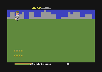 Kaboom! (Atari 8-bit) screenshot: Now I only have 2 left.