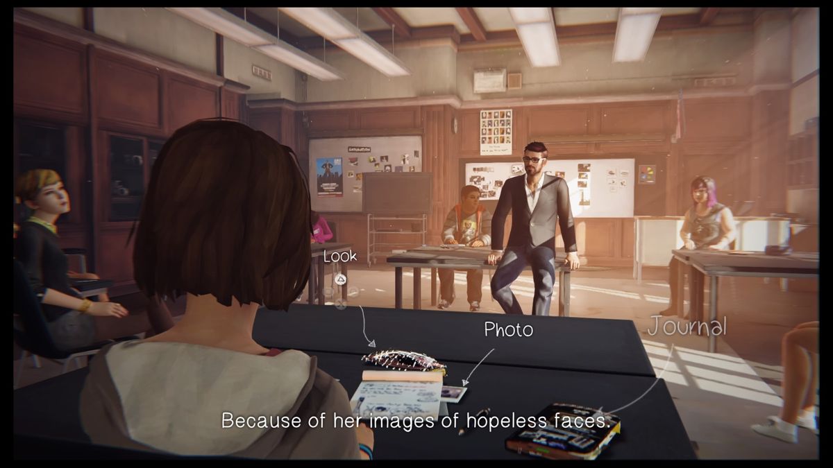 Life Is Strange: Episode 1 - Chrysalis (PlayStation 4) screenshot: Looking at the items on your desk