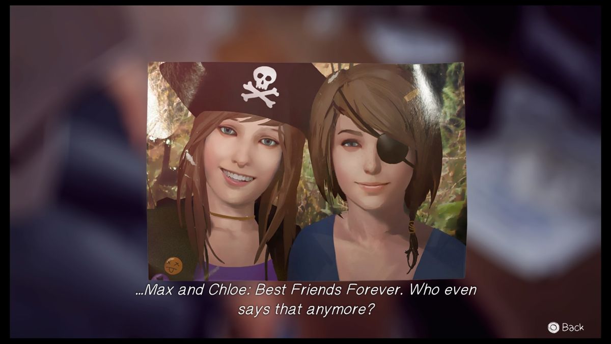 Life Is Strange: Episode 1 - Chrysalis (PlayStation 4) screenshot: Max looking at a photo of her and her best friend before she went to Seattle