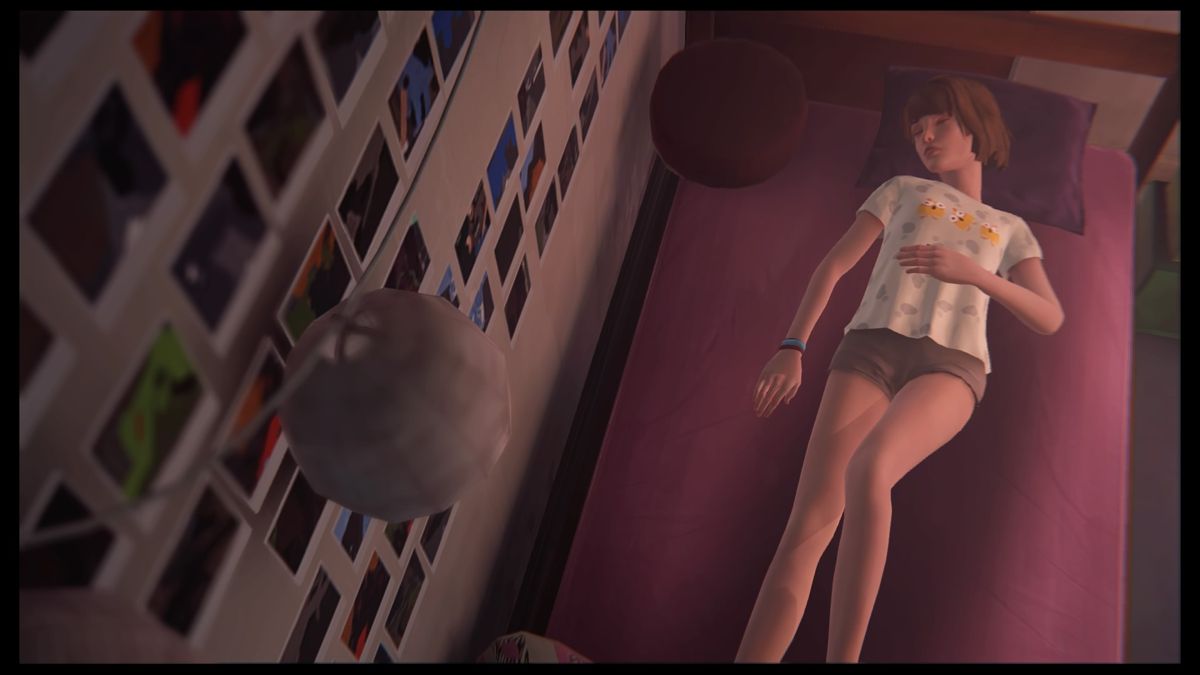 Life Is Strange: Episode 2 - Out of Time (PlayStation 4) screenshot: Get up or let her sleep a bit more