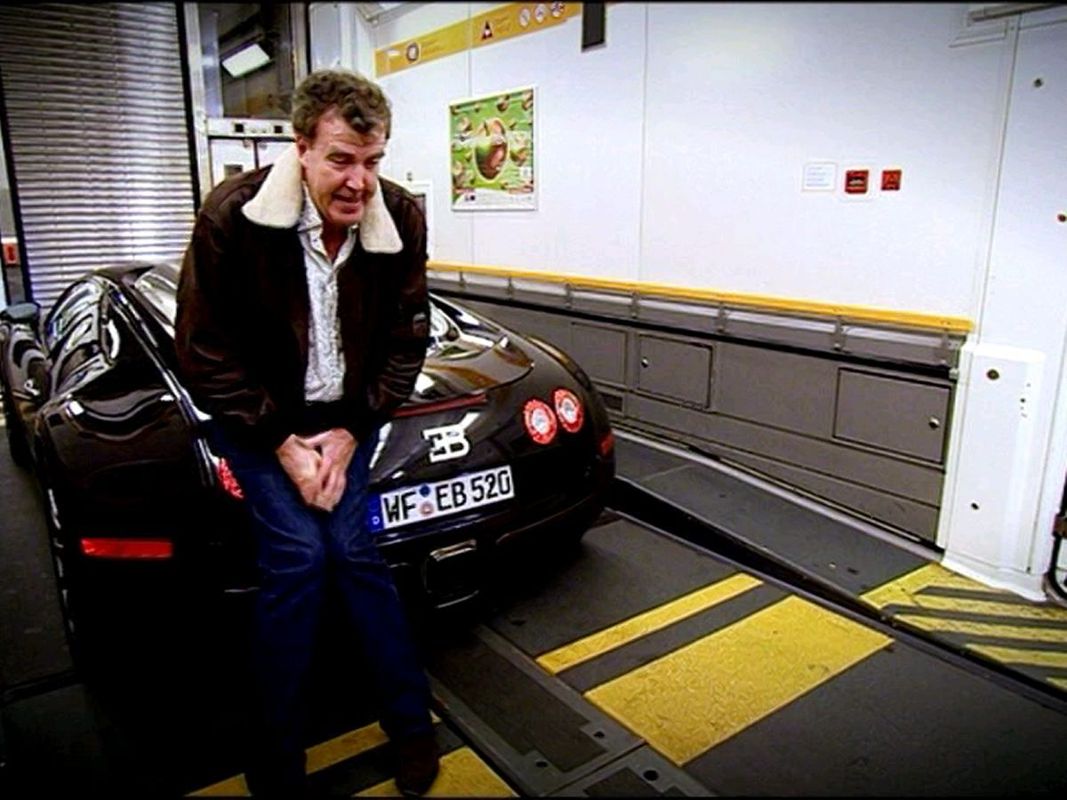 Richard Hammond's Top Gear: Interactive Challenge (DVD Player) screenshot: Some oclips are really memorable. This is Mr Clarkson saying "I haven't had a pee since Italy, the toilets at that end are out of order and at the other end are 43 coaches all wanting my autograph"