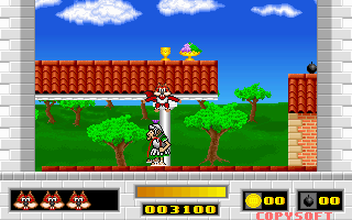 Skunny: Save Our Pizzas! (DOS) screenshot: Jumping on a bad guy.