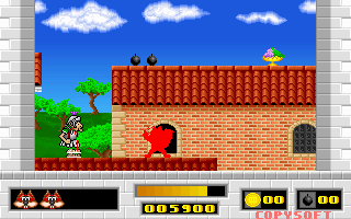 Skunny: Save Our Pizzas! (DOS) screenshot: The enemy hits me!