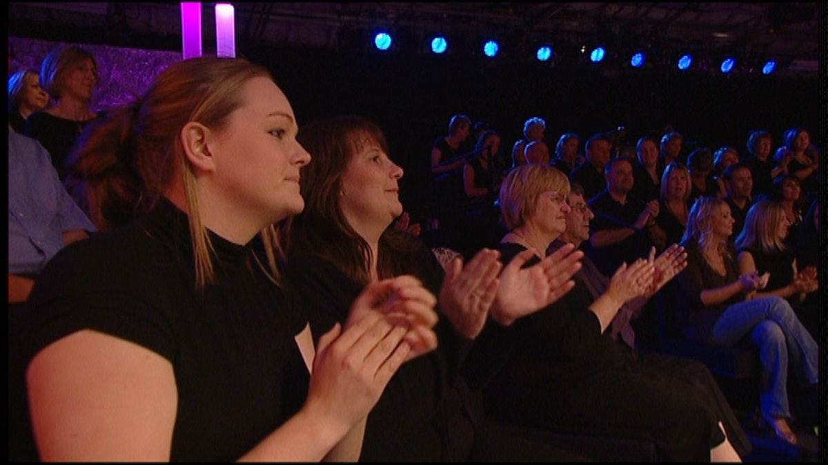 Deal or No Deal: Family Challenge (DVD Player) screenshot: The game was filmed using a live audience. When a low value box is eliminated they clap and cheer, when a high value box is eliminated they gasp and moan in commiseration