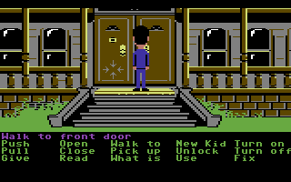 Maniac Mansion (Commodore 64) screenshot: Sneaking into the mansion...