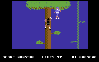 The Legend of Kage (Commodore 64) screenshot: Climbing a tree