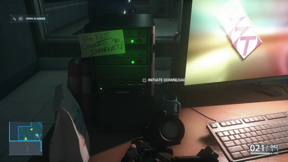 Battlefield: Hardline (PlayStation 4) screenshot: Stealing the files from a computer