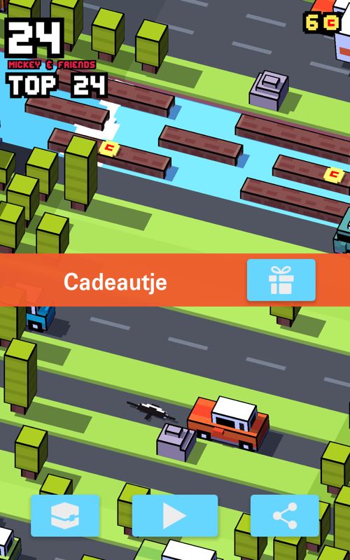 Disney Crossy Road (Android) screenshot: End of a session and the game provides a present (Dutch version).
