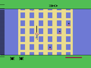 Spider-Man (Atari 2600) screenshot: Climbing the building...
